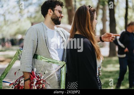 Multirassische Freunde genießen eine fröhliche Zusammenkunft in einem sonnigen Park und teilen Lächeln und Geschichten Stockfoto