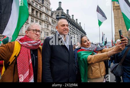 London, Großbritannien. April 2024. Palästinensischer Botschafter in London, Husam S Zomlot National March for Palestine. Der Marsch wird von der palästinensischen Solidaritätskampagne und den Freunden von Al Aqsa organisiert, und schätzungsweise 100.000 Demonstranten fordern einen sofortigen Waffenstillstand und ein Ende der Bombardierung von Gaza durch Israel. Sie wollen auch, dass die Regierung aufhört, Israel Waffen zu liefern. Auf dem Weg zum Hyde Park gibt es einen israelischen Gegenprotest, der die Freilassung der Geiseln fordert und Hamas-Terroristen nennt. Quelle: Mark Thomas/Alamy Live News Stockfoto