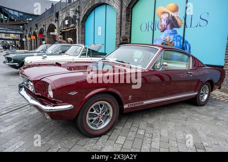 London, Großbritannien. 27. April 2024. Eine Sammlung von Ford Mustangs im Classic Car Boot Sale auf dem Granary Square, King’s Cross. Die Veranstaltung feiert alles Vintage, von Mode und Schmuck bis hin zu Haushaltswaren und Schallplatten vor dem Hintergrund von Oldtimern. Quelle: Stephen Chung / Alamy Live News Stockfoto