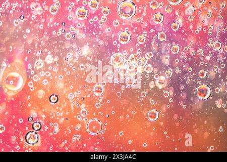Abstrakter farbenfroher Hintergrund mit Öl auf Wasseroberfläche. Öltropfen im Wasser abstraktes Psychedelic. Abstraktes Bild. Stockfoto