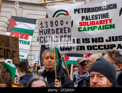 London, Großbritannien. April 2024. Nationalmarsch für Palästina. Der Marsch wird von der palästinensischen Solidaritätskampagne und den Freunden von Al Aqsa organisiert, und schätzungsweise 100.000 Demonstranten fordern einen sofortigen Waffenstillstand und ein Ende der Bombardierung von Gaza durch Israel. Sie wollen auch, dass die Regierung aufhört, Israel Waffen zu liefern. Auf dem Weg zum Hyde Park gibt es einen israelischen Gegenprotest, der die Freilassung der Geiseln fordert und Hamas-Terroristen nennt. Quelle: Mark Thomas/Alamy Live News Stockfoto