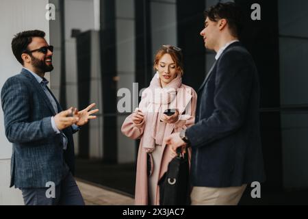 Jungunternehmer, die sich in der Stadt an einem lebhaften Geschäftstreffen im Freien beteiligen Stockfoto