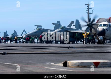 USS Harry S Truman, Vereinigte Staaten. 24. April 2024. Die US Navy Marschall ein Grumman C-2 Windhund-Frachtflugzeug als F/A-18 Super Hornet Jagdflugzeug wartet auf Anweisungen auf dem Flugdeck des Flugzeugträgers USS Harry S. Truman der Nimitz-Klasse, der am 24. April 2024 Routineoperationen auf dem Atlantik durchführt. Foto: MC2 Matthew Nass/U.S. Navy Photo/Alamy Live News Stockfoto