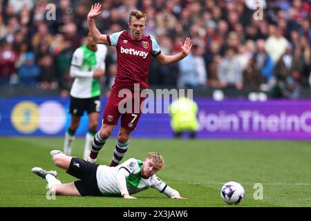 London Stadium, London, Großbritannien. April 2024. Premier League Football, West Ham United gegen Liverpool; James Ward-Prowse von West Ham United gegen Harvey Elliott aus Liverpool Credit: Action Plus Sports/Alamy Live News Stockfoto