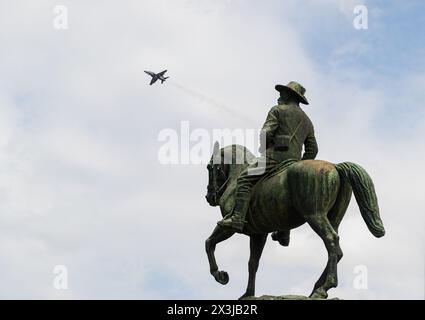 Pretoria, Südafrika. April 2024. Ein Flugzeug der südafrikanischen Luftwaffe fliegt am 27. April 2024 während einer Feier zum Freiheitstag in Pretoria, Südafrika, über den Gebäuden der Union. Der Freiheitstag, der jedes Jahr am 27. April gefeiert wird, soll der ersten demokratischen Wahlen in Südafrika am 27. April 1994 gedenken, bei denen jeder unabhängig von seiner Rasse wählen konnte. Quelle: Zhang Yudong/Xinhua/Alamy Live News Stockfoto