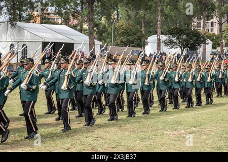 Pretoria, Südafrika. April 2024. Guards of Honorare nehmen am 27. April 2024 an einer Feier zum Tag der Freiheit in den Union Buildings in Pretoria, Südafrika, Teil. Der Freiheitstag, der jedes Jahr am 27. April gefeiert wird, soll der ersten demokratischen Wahlen in Südafrika am 27. April 1994 gedenken, bei denen jeder unabhängig von seiner Rasse wählen konnte. Quelle: Shiraaz Mohamed/Xinhua/Alamy Live News Stockfoto