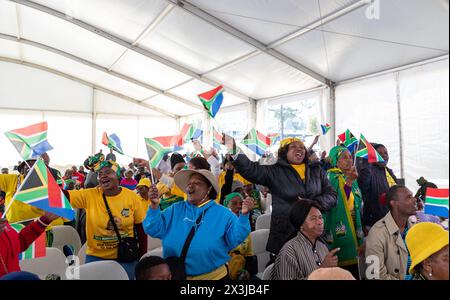 Pretoria, Südafrika. April 2024. Die Menschen nehmen am 27. April 2024 an einer Feier zum Tag der Freiheit in den Union Buildings in Pretoria, Südafrika, Teil. Der Freiheitstag, der jedes Jahr am 27. April gefeiert wird, soll der ersten demokratischen Wahlen in Südafrika am 27. April 1994 gedenken, bei denen jeder unabhängig von seiner Rasse wählen konnte. Quelle: Zhang Yudong/Xinhua/Alamy Live News Stockfoto