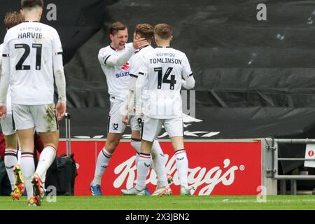 Captain Alex Gilbey feiert, nachdem er für Milton Keynes Dons geschossen hat, um ihren Vorsprung mit 2:0 gegen Sutton United auszuweiten, während der ersten Hälfte des Spiels der Sky Bet League 2 zwischen MK Dons und Sutton United am Samstag, den 27. April 2024, im Stadium MK, Milton Keynes. (Foto: John Cripps | MI News) Credit: MI News & Sport /Alamy Live News Stockfoto