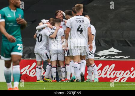 Captain Alex Gilbey feiert, nachdem er für Milton Keynes Dons geschossen hat, um ihren Vorsprung mit 2:0 gegen Sutton United auszuweiten, während der ersten Hälfte des Spiels der Sky Bet League 2 zwischen MK Dons und Sutton United am Samstag, den 27. April 2024, im Stadium MK, Milton Keynes. (Foto: John Cripps | MI News) Credit: MI News & Sport /Alamy Live News Stockfoto