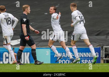 Captain Alex Gilbey feiert, nachdem er für Milton Keynes Dons geschossen hat, um ihren Vorsprung mit 2:0 gegen Sutton United auszuweiten, während der ersten Hälfte des Spiels der Sky Bet League 2 zwischen MK Dons und Sutton United am Samstag, den 27. April 2024, im Stadium MK, Milton Keynes. (Foto: John Cripps | MI News) Credit: MI News & Sport /Alamy Live News Stockfoto