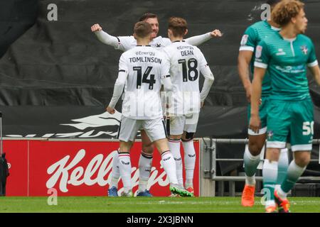 Captain Alex Gilbey feiert, nachdem er für Milton Keynes Dons geschossen hat, um ihren Vorsprung mit 2:0 gegen Sutton United auszuweiten, während der ersten Hälfte des Spiels der Sky Bet League 2 zwischen MK Dons und Sutton United am Samstag, den 27. April 2024, im Stadium MK, Milton Keynes. (Foto: John Cripps | MI News) Credit: MI News & Sport /Alamy Live News Stockfoto