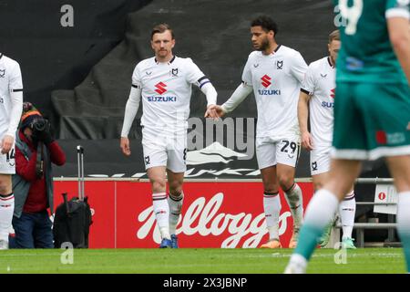 Captain Alex Gilbey feiert, nachdem er für Milton Keynes Dons geschossen hat, um ihren Vorsprung mit 2:0 gegen Sutton United auszuweiten, während der ersten Hälfte des Spiels der Sky Bet League 2 zwischen MK Dons und Sutton United am Samstag, den 27. April 2024, im Stadium MK, Milton Keynes. (Foto: John Cripps | MI News) Credit: MI News & Sport /Alamy Live News Stockfoto