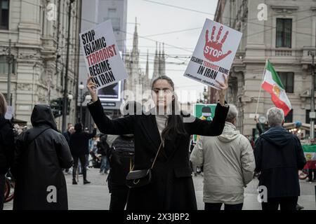 Mailand, Italien. April 2024. Presidio contro le esecuzioni in Iran, protesta contro l'esecuzione del Rapper iraniano Tomaj condannato a morteMilano, Italia - Cronaca Sabato, 27. April 2024. (Foto di Marco Ottico/Lapresse) die Straßen von Mailand Via Ceresio Mailand, Italien - Nachrichten Samstag, 27. April 2024. (Foto: Marco Ottico/Lapresse) Credit: LaPresse/Alamy Live News Stockfoto