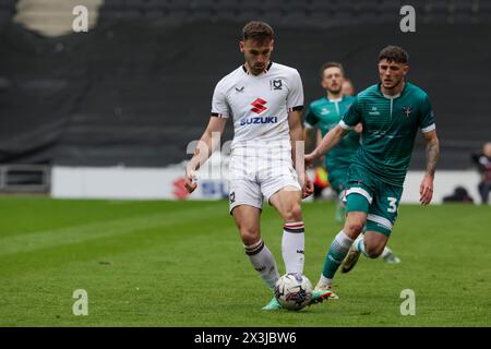 Milton Keynes Dons Warren O’Hora während der ersten Hälfte des Spiels der Sky Bet League 2 zwischen MK Dons und Sutton United im Stadion MK, Milton Keynes am Samstag, den 27. April 2024. (Foto: John Cripps | MI News) Credit: MI News & Sport /Alamy Live News Stockfoto