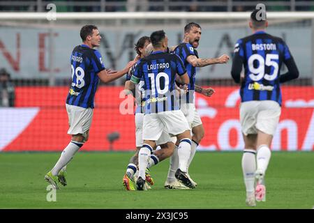 Mailand, Italien. April 2024. Francesco Acerbi vom FC Internazionale feiert mit seinen Teamkollegen, nachdem er im Spiel der Serie A in Giuseppe Meazza in Mailand einen 1-0er-Vorsprung erzielt hat. Der Bildnachweis sollte lauten: Jonathan Moscrop/Sportimage Credit: Sportimage Ltd/Alamy Live News Stockfoto