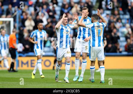 Rhys Healey von Huddersfield Town feiert mit seinen Teamkollegen, nachdem sie beim Sky Bet Championship-Spiel im John Smith's Stadium in Huddersfield das erste Tor ihrer Mannschaft erzielt haben. Bilddatum: Samstag, 27. April 2024. Stockfoto