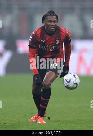 Mailand, Italien. April 2024. Rafael Leao vom AC Milan während des Spiels der Serie A in Giuseppe Meazza, Mailand. Der Bildnachweis sollte lauten: Jonathan Moscrop/Sportimage Credit: Sportimage Ltd/Alamy Live News Stockfoto