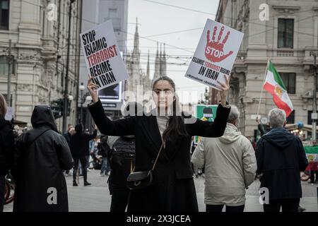 Mailand, Italien. April 2024. Presidio contro le esecuzioni in Iran, protesta contro l'esecuzione del Rapper iraniano Tomaj condannato a morteMilano, Italia - Cronaca Sabato, 27. April 2024. (Foto di Marco Ottico/Lapresse) die Straßen von Mailand Via Ceresio Mailand, Italien - Nachrichten Samstag, 27. April 2024. (Foto: Marco Ottico/Lapresse) Credit: LaPresse/Alamy Live News Stockfoto