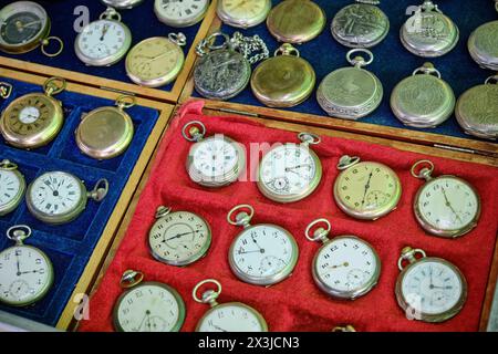 Bulgarien, Sofia, 22. September 2023, alte russische Pendeluhren zum Verkauf in einem zentralen Markt der Stadt - EDITORIAL Stockfoto