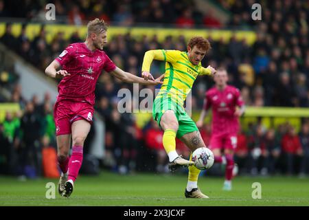 Swansea Citys Harry Darling kämpft um den Ball gegen Josh Sargent aus Norwich City während des Sky Bet Championship Matches in der Carrow Road, Norwich. Bilddatum: Samstag, 27. April 2024. Stockfoto