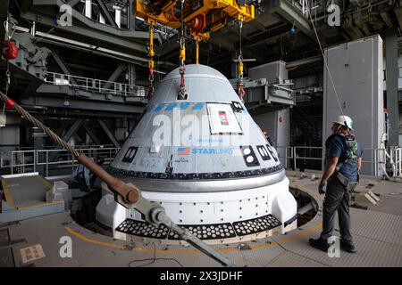 Cape Canaveral, Vereinigte Staaten von Amerika. April 2024. Die Boeing Starliner-Raumsonde wird am 16. April 2024 in Cape Canaveral, Florida, in der Vertical Integration Facility des Space Launch Complex-41 auf der Cape Canaveral Space Force Station hochgehoben. Starliner wird voraussichtlich am 6. Mai auf dem ersten bemannten Crew-Flugtest starten, der die Astronauten Butch Wilmore und Suni Williams zur Internationalen Raumstation bringt. Quelle: Kim Shiflett/NASA Photo/Alamy Live News Stockfoto