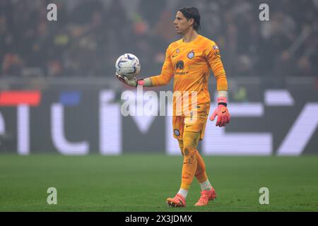 Mailand, Italien. April 2024. Yann Sommer vom FC Internazionale während des Spiels der Serie A bei Giuseppe Meazza, Mailand. Der Bildnachweis sollte lauten: Jonathan Moscrop/Sportimage Credit: Sportimage Ltd/Alamy Live News Stockfoto