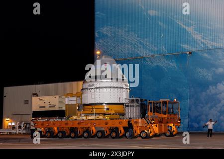 Cape Canaveral, Vereinigte Staaten von Amerika. April 2024. Die Boeing Starliner-Raumsonde rollt aus der kommerziellen Besatzung und der Frachtverarbeitungsanlage auf dem Weg zur Vertical Integration Facility des Space Launch Complex-41 auf der Cape Canaveral Space Force Station am 16. April 2024 in Cape Canaveral, Florida. Starliner wird voraussichtlich am 6. Mai auf dem ersten bemannten Crew-Flugtest starten, der die Astronauten Butch Wilmore und Suni Williams zur Internationalen Raumstation bringt. Quelle: Kim Shiflett/NASA Photo/Alamy Live News Stockfoto