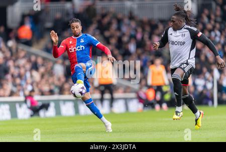 Michael Olise von Crystal Palace tritt am 27. April 2024 gegen Calvin Bassey of Fulham im Rahmen des Premier League-Spiels zwischen Fulham und Crystal Palace im Craven Cottage in London auf. Foto: Grant Winter. Nur redaktionelle Verwendung, Lizenz für kommerzielle Nutzung erforderlich. Keine Verwendung bei Wetten, Spielen oder Publikationen eines einzelnen Clubs/einer Liga/eines Spielers. Quelle: UK Sports Pics Ltd/Alamy Live News Stockfoto