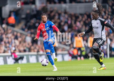 Michael Olise von Crystal Palace tritt am 27. April 2024 gegen Calvin Bassey of Fulham im Rahmen des Premier League-Spiels zwischen Fulham und Crystal Palace im Craven Cottage in London auf. Foto: Grant Winter. Nur redaktionelle Verwendung, Lizenz für kommerzielle Nutzung erforderlich. Keine Verwendung bei Wetten, Spielen oder Publikationen eines einzelnen Clubs/einer Liga/eines Spielers. Quelle: UK Sports Pics Ltd/Alamy Live News Stockfoto