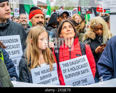 London, Großbritannien. April 2024. Ein Holocaust-Überlebender und seine Familie sagen "Stopp den Völkermord" - Ein palästinensischer Protest, der zu einem Waffenstillstand aufruft und Israel-Märsche vom Parlamentsplatz zum Hyde-Park nicht mehr bewaffnet. Das Volk reagiert weiterhin auf den israelischen Angriff in Gaza. Guy Bell/Alamy Live News Stockfoto