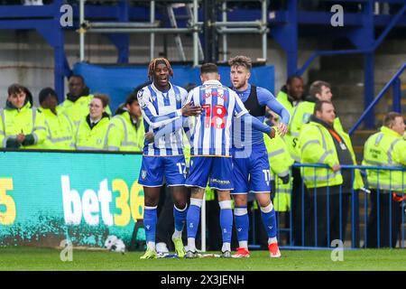 Sheffield, Großbritannien. April 2024. Sheffield Wednesday Mittelfeldspieler Josh Windass (11) erzielt ein TOR 3-0 und feiert Sheffield Wednesday Verteidiger Marvin Johnson (18) Sheffield Wednesday Stürmer Ike Ugbo (12) während des Sheffield Wednesday FC gegen West Bromwich Albion FC SKY BET EFL Championship Match im Hillsborough Stadium, Sheffield, England. Großbritannien am 27. April 2024 Credit: Every Second Media/Alamy Live News Stockfoto