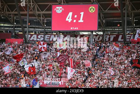 Leipzig, Deutschland. April 2024. Fußball: Bundesliga, RB Leipzig - Borussia Dortmund, Spieltag 31, Red Bull Arena. Die Endpunktzahl von 4:1 wird auf einer Anzeigetafel angezeigt. WICHTIGER HINWEIS: Gemäß den Vorschriften der DFL Deutscher Fußball-Liga und des DFB Deutscher Fußball-Bundes ist es verboten, im Stadion und/oder im Spiel aufgenommene Fotografien in Form von sequenziellen Bildern und/oder videoähnlichen Fotoserien zu verwenden oder zu verwenden. Quelle: Jan Woitas/dpa/Alamy Live News Stockfoto