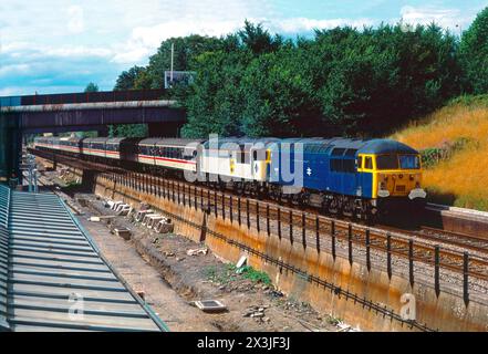 Ein Paar Diesellokomotiven der Baureihe 56 mit den Nummern 56022 und 56025, die am 18. August 1991 in North Acton auf einer Eisenbahntour für Enthusiasten arbeiteten. Stockfoto