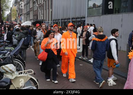 Amsterdam, Niederlande. April 2024. Die Menschen auf der Straße feiern den Königstag in der Prinsengracht am 27. April 2024 in Amsterdam, Niederlande. Der Königstag (Koningsdag) wird jedes Jahr am 27. April in den Niederlanden gefeiert. (Foto: Paulo Amorim/SIPA USA) Credit: SIPA USA/Alamy Live News Stockfoto