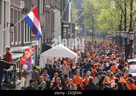 Amsterdam, Niederlande. April 2024. Am 27. April 2024 feiern die Menschen den Königstag auf der Straße an der Prinsengracht in Amsterdam, Niederlande. Der Königstag (Koningsdag) wird jedes Jahr am 27. April in den Niederlanden gefeiert. (Foto: Paulo Amorim/SIPA USA) Credit: SIPA USA/Alamy Live News Stockfoto