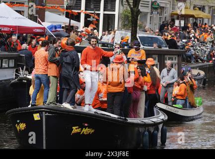 Amsterdam, Niederlande. April 2024. Die Menschen tanzen auf dem Boot an der Prinsengracht am 27. April 2024 in Amsterdam, Niederlande. Der Königstag (Koningsdag) wird jedes Jahr am 27. April in den Niederlanden gefeiert. (Foto: Paulo Amorim/SIPA USA) Credit: SIPA USA/Alamy Live News Stockfoto