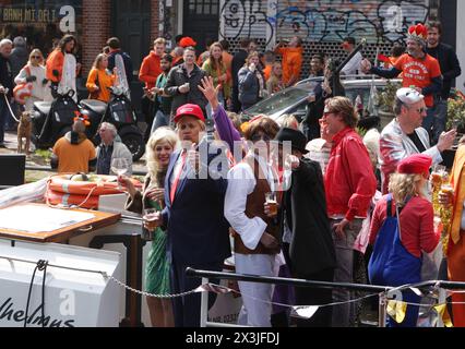 Amsterdam, Niederlande. April 2024. Die Menschen auf dem Boot feiern den Königstag an der Prinsengracht am 27. April 2024 in Amsterdam, Niederlande. Der Königstag (Koningsdag) wird jedes Jahr am 27. April in den Niederlanden gefeiert. (Foto: Paulo Amorim/SIPA USA) Credit: SIPA USA/Alamy Live News Stockfoto