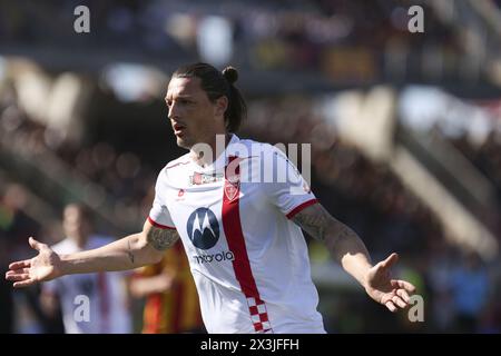 Lecce, Italien. April 2024. Milan Djuric (AC Monza) während des Spiels US Lecce vs AC Monza, italienische Fußball Serie A in Lecce, Italien, 27. April 2024 Credit: Independent Photo Agency/Alamy Live News Stockfoto