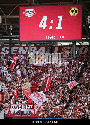 Leipzig, Deutschland. April 2024. Fußball: Bundesliga, RB Leipzig - Borussia Dortmund, Spieltag 31, Red Bull Arena. Die Endpunktzahl von 4:1 wird auf einer Anzeigetafel angezeigt. WICHTIGER HINWEIS: Gemäß den Vorschriften der DFL Deutscher Fußball-Liga und des DFB Deutscher Fußball-Bundes ist es verboten, im Stadion und/oder im Spiel aufgenommene Fotografien in Form von sequenziellen Bildern und/oder videoähnlichen Fotoserien zu verwenden oder zu verwenden. Quelle: Jan Woitas/dpa/Alamy Live News Stockfoto