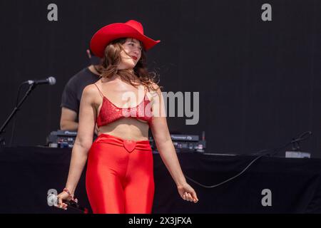 Indio, USA. April 2024. Lola Kirke während des Stagecoach Music Festivals im Empire Polo Club am 26. April 2024 in Indio, Kalifornien (Foto: Daniel DeSlover/SIPA USA) Credit: SIPA USA/Alamy Live News Stockfoto