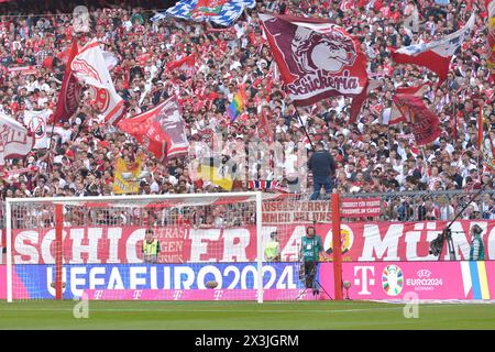 München, Deutschland. April 2024. MÜNCHEN, DEUTSCHLAND - 27. APRIL: Fans des FC Bayern München beim Bundesliga-Spiel zwischen dem FC Bayern München und der Eintracht Frankfurt in der Allianz Arena am 27. April 2024 in München.240427 SEPA 24 042 - 20240427 PD7000 Credit: APA-PictureDesk/Alamy Live News Stockfoto