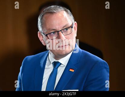 Donaueschingen, Deutschland. April 2024. Tino Chrupalla, Landessprecher der AfD, spricht in der Donauhalle. Die AfD beginnt ihre Kampagne für die Europawahlen mit einem Treffen. Quelle: Bernd Weißbrod/dpa/Alamy Live News Stockfoto