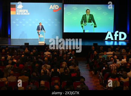 Donaueschingen, Deutschland. April 2024. Tino Chrupalla, Landessprecher der AfD, spricht in der Donauhalle. Die AfD beginnt ihre Kampagne für die Europawahlen mit einem Treffen. Quelle: Bernd Weißbrod/dpa/Alamy Live News Stockfoto