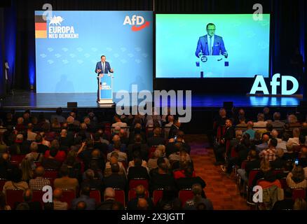 Donaueschingen, Deutschland. April 2024. Tino Chrupalla, Landessprecher der AfD, spricht in der Donauhalle. Die AfD beginnt ihre Kampagne für die Europawahlen mit einem Treffen. Quelle: Bernd Weißbrod/dpa/Alamy Live News Stockfoto