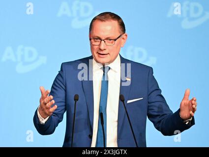 Donaueschingen, Deutschland. April 2024. Tino Chrupalla, Landessprecher der AfD, spricht in der Donauhalle. Die AfD beginnt ihre Kampagne für die Europawahlen mit einem Treffen. Quelle: Bernd Weißbrod/dpa/Alamy Live News Stockfoto