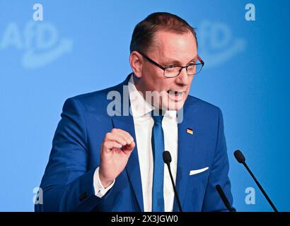 Donaueschingen, Deutschland. April 2024. Tino Chrupalla, Landessprecher der AfD, spricht in der Donauhalle. Die AfD beginnt ihre Kampagne für die Europawahlen mit einem Treffen. Quelle: Bernd Weißbrod/dpa/Alamy Live News Stockfoto