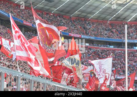 München, Deutschland. April 2024. MÜNCHEN, DEUTSCHLAND - 27. APRIL: Fans des FC Bayern München beim Bundesliga-Spiel zwischen dem FC Bayern München und der Eintracht Frankfurt in der Allianz Arena am 27. April 2024 in München.240427 SEPA 24 045 - 20240427 PD6994 Credit: APA-PictureDesk/Alamy Live News Stockfoto