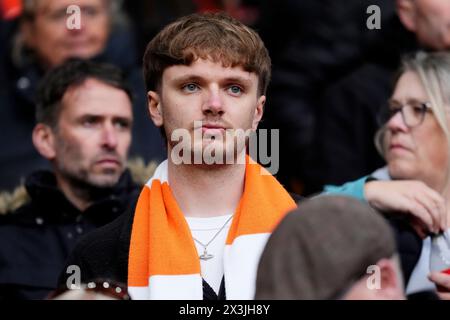 Ein Fan von Luton Town erscheint in den Tribünen nach dem Spiel der Premier League im Molineux Stadium, Wolverhampton. Bilddatum: Samstag, 27. April 2024. Stockfoto
