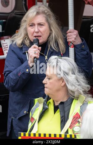 24/04/2024. Susan Hall hält eine Rede während einer Anti-ULEZ-Demonstration auf dem Trafalgar Square gegen ULEZ-Anklagen und den Londoner Bürgermeister Sadiq Khan. Die Londoner Bürgermeisterwahlen finden am 2. Mai statt und Meinungsumfragen deuten darauf hin, dass Sadiq Khan gewinnen wird. Foto: Ray Tang Stockfoto