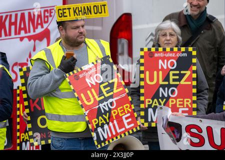 24/04/2024. London, Großbritannien. Demonstranten nehmen an einer Anti-ULEZ-Demonstration auf dem Trafalgar Square gegen die ULEZ-Anklage und den Londoner Bürgermeister Sadiq Khan Teil. Die Londoner Bürgermeisterwahlen finden am 2. Mai statt und Meinungsumfragen deuten darauf hin, dass Sadiq Khan gewinnen wird. Foto: Ray Tang Stockfoto